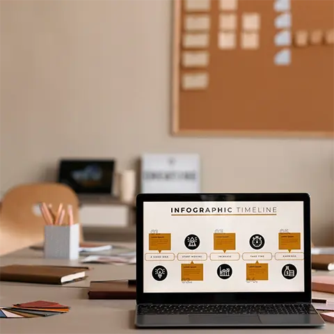 Workspace con laptop e portfolio di design aperto