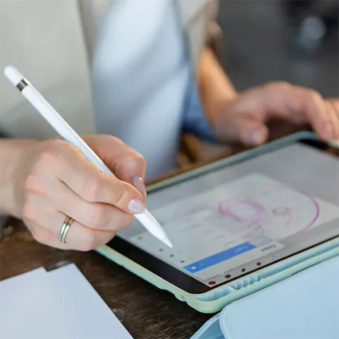 Mano con tablet e sketch di interfacce digitali