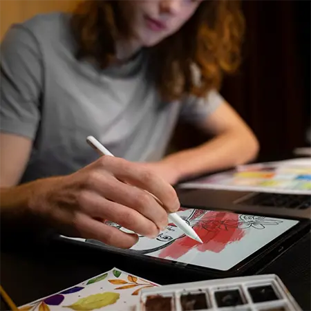 UI designer che presenta un progetto su tablet