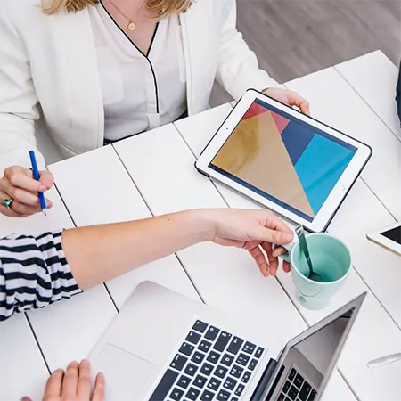 Workspace creativo con schizzi e interfacce digitali